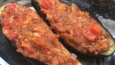 Berinjela recheada vegetariana