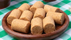 Paçoca rolha caseira de amendoim simples e tradicional com apenas 3 ingredientes