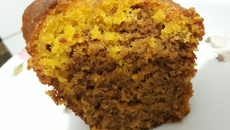 Bolo de cenoura mesclado com chocolate de liquidificador