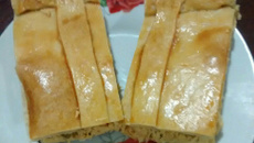 Torta de frango com ervilhas frescas