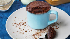 Bolo de caneca de chocolate fofinho sem solar pronto em 2 minutos