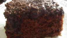 Bolo de chocolate com calda de rum