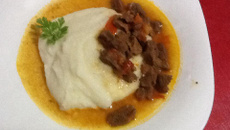 Polenta branca com músculo ao molho