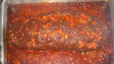Rocambole de carne ao molho de tomate