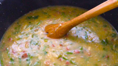 Caldo de aipim com frango e calabresa