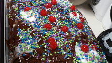 Bolo de chocolate com recheio de cerejas