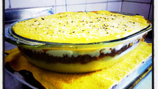 Polenta recheada de carne moída e queijo