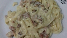 Macarronada ao molho branco com bacon e calabresa