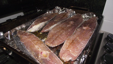 Postas de peixe dourado no forno