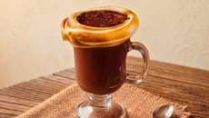 Chocolate quente com marshmallow caseiro tostado na borda igual de cafeteria