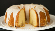 Bolo de leite em pó sem glúten com calda