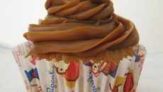 Cupcake de Baunilha com cobertura de Doce de Leite