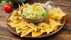 Guacamole com nachos caseiros, o petisco verde e amarelo delicioso ideal para os jogos da Copa