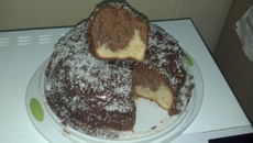 Bolo mesclado com cobertura de chocolate e coco