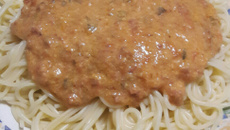 Molho rosê com calabresa e purê de batata