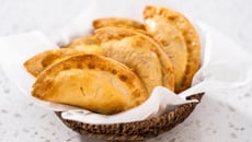 Massa de pastel de forno com apenas farinha e maionese para fazer em minutos e rechear como quiser