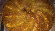 Bolo de banana caramelizada e aveia