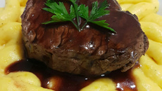 Filé mignon com molho de vinho tinto, acompanhado de purê de mandioquinha