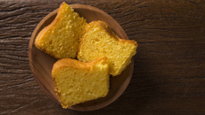 Bolo de fubá com limão e coco