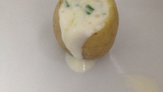 Petisco de batatinha recheada com requeijão