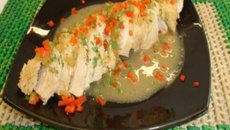 Peito de peru assado com molho de pêssego