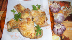 Postas de robalo com creme de cebola ao forno