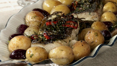 Bacalhau confitado no azeite gallo com ervas, batatinhas coradas e azeitonas