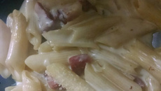 Penne ao molho branco com queijos e bacon