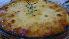 Escondidinho de mandioca com carne assada