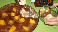 Pavê de sorvete de creme com pêssegos
