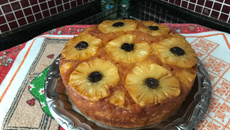 Bolo de abacaxi em calda