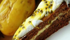 Bolo mousse de maracujá e chocolate