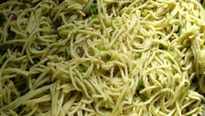 Macarrão ao azeite com brocólis, bacon e calabresa.