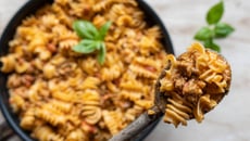 Macarrão cremoso com carne moída e creme de leite