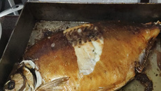 Pacu assado recheado com farofa