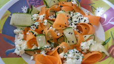 Salada de pepino e cenoura com molho de queijo cottage e gergelim preto