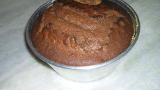 Bolo de chocolate e café