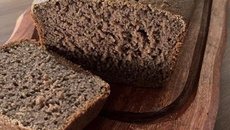 Bolo de alfarroba e biomassa de banana verde