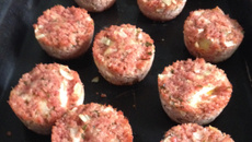 Empadinha de linguiça, recheada com ovo e queijo