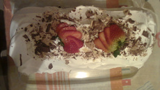 Rocambole de morango e bombom