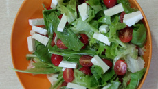 Salada de tomate cereja com queijo e maçã (light)