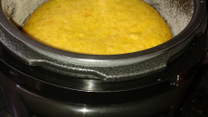 Bolo de cenoura na panela de pressão elétrica