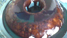 Pudim de maria-mole com calda de chocolate