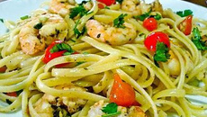 Bavette com Camarões, Pimenta Biquinho e Coentro