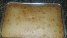 Bolo com gelatina de abacaxi