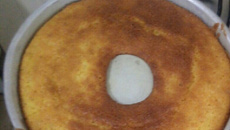 Bolo de fubá com erva doce feito a mão