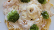 Macarrão ao molho branco com peito de peru