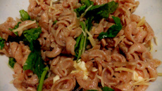 Macarrão integral com rúcula e berinjela