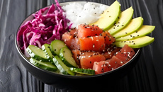 Poke de atum com repolho roxo