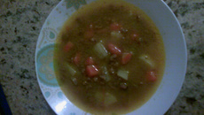 Sopa leve de proteína de soja com legumes